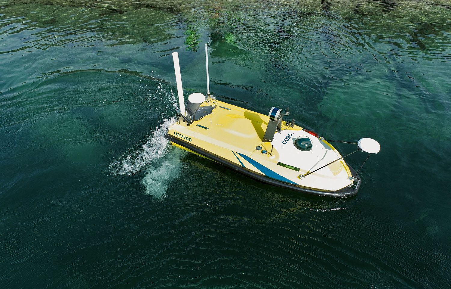 Drohnenboot in klarem Gewässer, das gleich losstartet