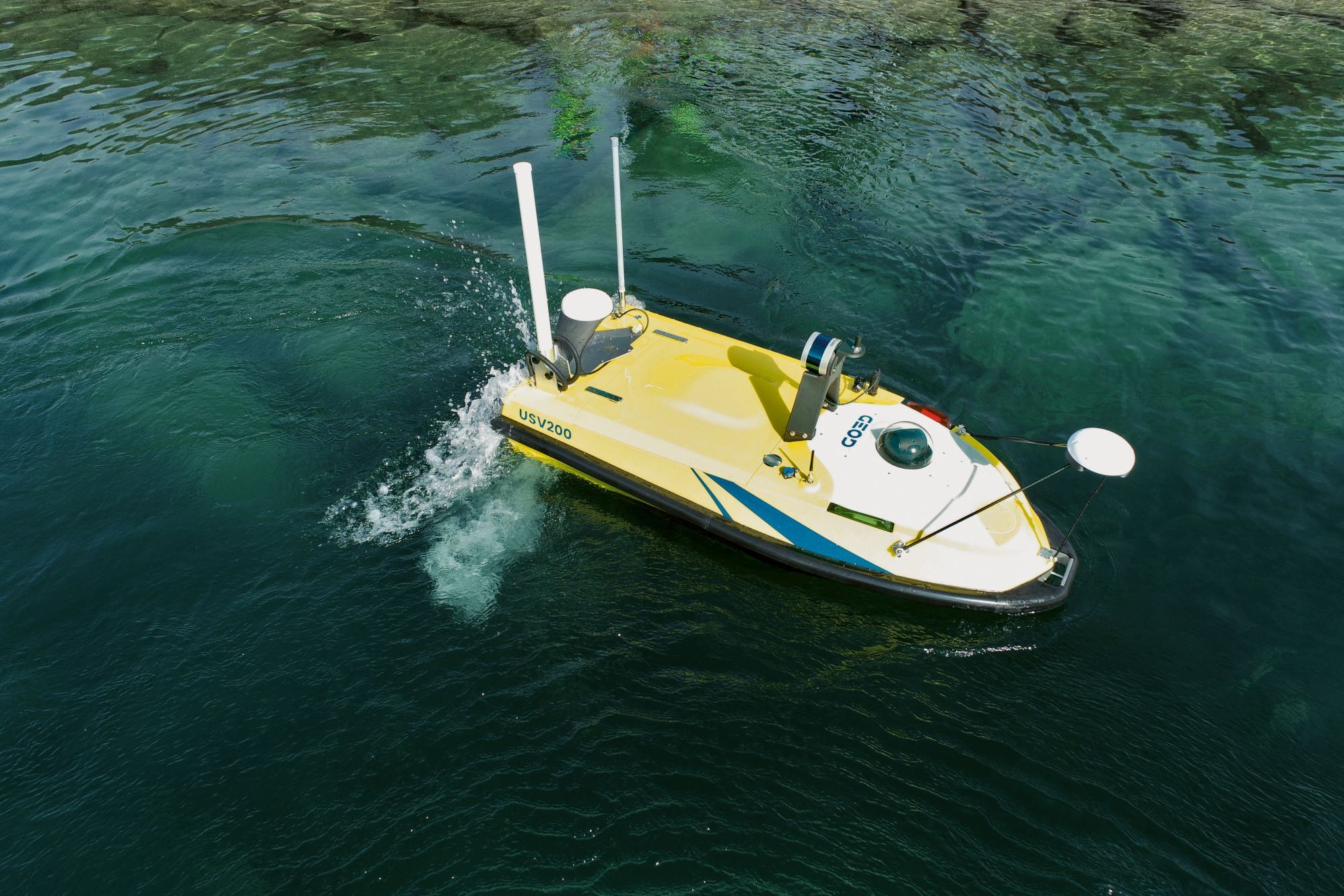 Drohnenboot in klarem Gewässer, das gleich losstartet